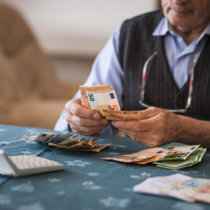 Власти Литвы пообещали поднять пенсии выше черты бедности